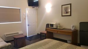 Postel nebo postele na pokoji v ubytování Calabogie Motor Inn