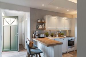 Køkken eller tekøkken på Reetdorf Geltinger Birk Künstlerkate Windstille + 16 billeder