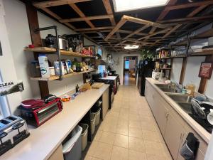 una cocina con encimera larga y fregadero en CoHo: Conway Hostel, en Conway