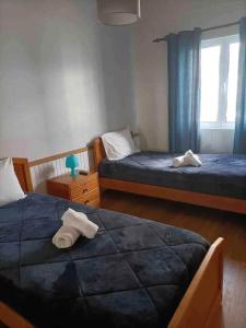 Katil atau katil-katil dalam bilik di Azores House