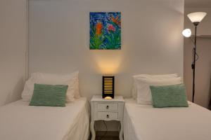 Postel nebo postele na pokoji v ubytování Sunny, a Home in Madeira
