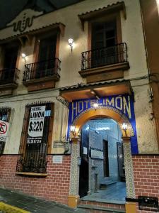 a hotel entrance with a sign on the side of a building at HOTEL LIMÓN in Xalapa