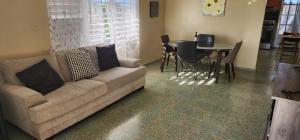 Posezení v ubytování Bright 2BR in Aguadilla 7 Mins to Beaches 2nd Floor Retreat