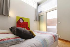 Un pat sau paturi într-o cameră la Joli appartement aux Beaux Arts Loft avec Terrasse