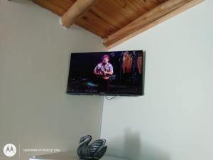 TV de pantalla plana colgada en la pared en Mike & Patty’s Place en San Rafael