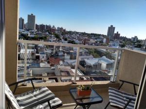a balcony with chairs and a view of a harbor at Departamento macrocentro Santa Fe in Santa Fe