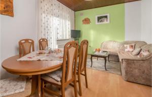 uma sala de jantar com uma mesa e cadeiras e um sofá em 3 Bedroom Cozy Home In Crni Lug em Crni Lug