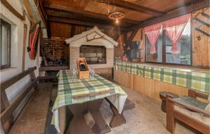 uma cozinha com uma mesa e um fogão numa cabina em 3 Bedroom Cozy Home In Crni Lug em Crni Lug