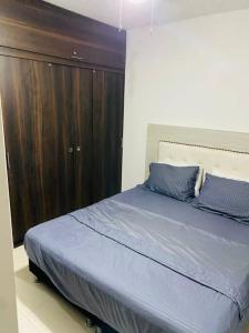 1 dormitorio con 1 cama y armario de madera en Apartamento flandes tolima, en Flandes