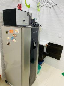 a microwave sitting on top of a refrigerator at Apartamento flandes tolima in Flandes