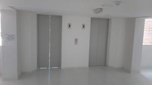 een witte kamer met 2 deuren en een raam bij RUSTICO 709 in Paipa