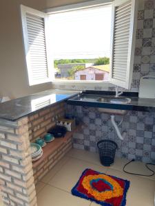 イカプイにあるChalés Girassolのキッチン(シンク付)、窓