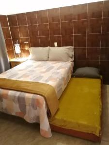Uma cama ou camas num quarto em Casa Maribel Lugar para descansar en ixtapa