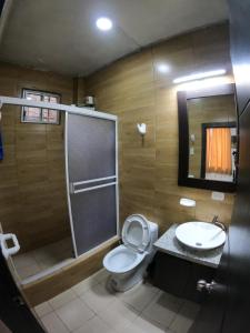 a bathroom with a toilet and a sink at Hostal El Naufrago 1 in Manta