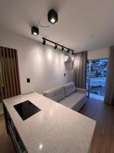 sala de estar con sofá y mesa en Loft Barra norte, en Balneário Camboriú