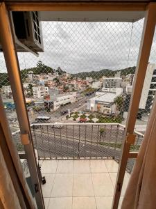 desde el balcón de un edificio con vistas a la ciudad en Loft Barra norte, en Balneário Camboriú