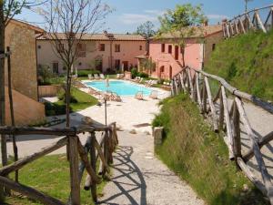 Basen w obiekcie Tower Apartment in Tuscany near San Gimignano lub w pobliżu