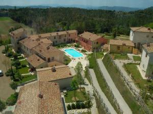 widok z lotu ptaka na dom z basenem w obiekcie Tower Apartment in Tuscany near San Gimignano w mieście Gambassi Terme