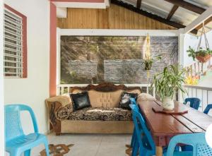sala de estar con sofá y mesa en Cabaña Vistas del Bosque piscina privada en Jarabacoa