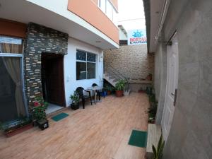 an empty hallway of a building with a door and wooden floors at Hostal El Naufrago 1 in Manta