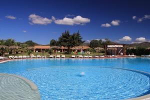 una gran piscina con sillas en un complejo en Rey beach Club, en Monte Nai