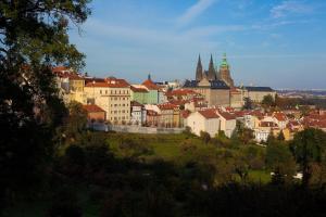 Nespecifikovaný výhled na destinaci Praha nebo výhled na město při pohledu z apartmánu
