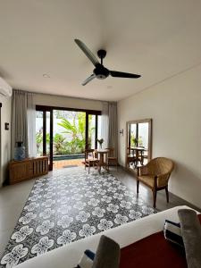 um quarto com uma cama e uma ventoinha de tecto em The Seaglass Villas Bingin em Uluwatu