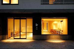 京都的住宿－THE GENERAL KYOTO Shijou Shinmachi，一间商店前设有玻璃门和用餐室
