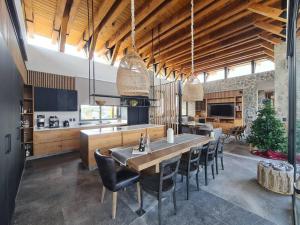 a kitchen with a large wooden table and chairs at Impresionante Residencia de lujo en Condominio Top in San Miguel de Allende