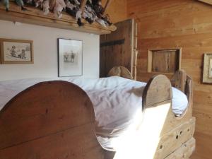 ein Schlafzimmer mit einem Bett in einer Holzhütte in der Unterkunft Appartement Arêches-Beaufort, 3 pièces, 5 personnes - FR-1-342-297 in Beaufort