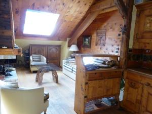 ein Wohnzimmer mit Holzwänden und einer Decke in der Unterkunft Appartement Arêches-Beaufort, 3 pièces, 5 personnes - FR-1-342-297 in Beaufort