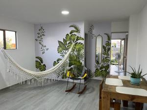 une chambre avec des plantes sur le mur et un miroir dans l'établissement Apartamento Cómodo y encantador en cartagena, à Carthagène des Indes