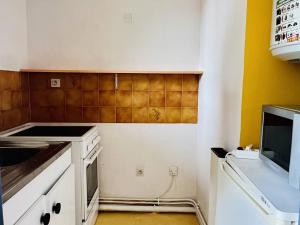 Gallery image of Studio confortable avec literie 140, cuisine équipée, parking à Cambo-les-Bains, sans internet - FR-1-495-120 in Cambo-les-Bains