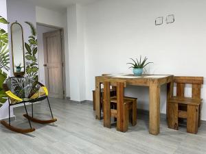 Apartamento Cómodo y encantador en cartagena في كارتاهينا دي اندياس: طاولة خشبية وكرسي في الغرفة