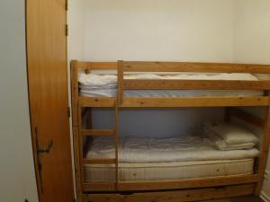 a couple of bunk beds in a room at Appartement Samoëns, 2 pièces, 5 personnes - FR-1-629-121 in Samoëns
