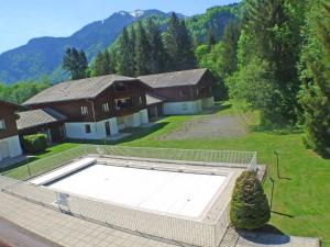 an overhead view of a swimming pool in front of some houses at Appartement Samoëns, 2 pièces, 5 personnes - FR-1-629-121 in Samoëns