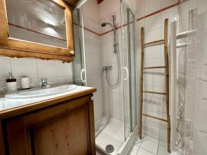 Ванная комната в Chalet Les Carroz d'Arâches, 5 pièces, 8 personnes - FR-1-572-276
