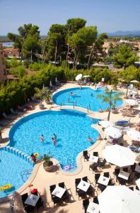 einen Blick über den Pool eines Resorts in der Unterkunft JS Alcudi-Mar in Playa de Muro