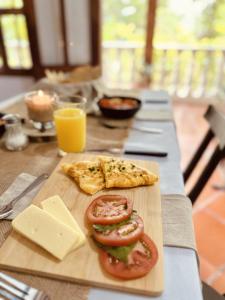 萊瓦鎮的住宿－Lo Nuestro - Hospedaje，木桌,带切板,配比萨饼和西红柿
