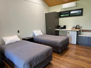 a hotel room with two beds and a kitchen at Hedlow Retreat in Barmoya