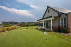 een golfbaan met een huis en een green bij Prestwick-on-Gowrie, Gowrie Farm, Nottingham Road in Nottingham Road