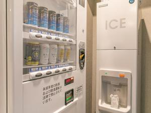 een koelkast met een ijsmachine in een kamer bij Hotel Oriental Express Osaka Shinsaibashi in Osaka