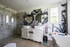 a bathroom with two sinks and a shower at Prestwick-on-Gowrie, Gowrie Farm, Nottingham Road in Nottingham Road