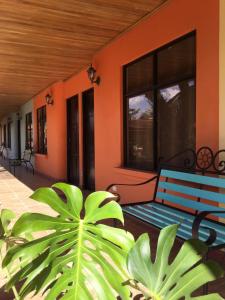 un banc bleu assis sur la terrasse couverte d'une maison dans l'établissement Villas el Cenizaro, à La Garita