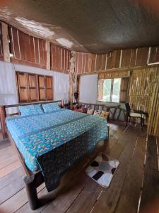 - une chambre avec un lit dans une pièce en bois dans l'établissement Big Hug Home, à Ko Yao Noi