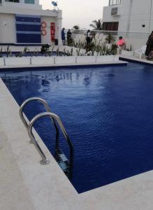 ein Pool mit einer Handgriffe im Wasser in der Unterkunft III NICE 2 BEDROOM APARTMENT Bocagrande in Cartagena de Indias