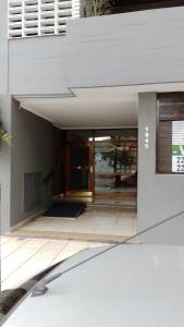 wejście do budynku ze szklanymi drzwiami w obiekcie Lugar perfecto w mieście Mar del Plata