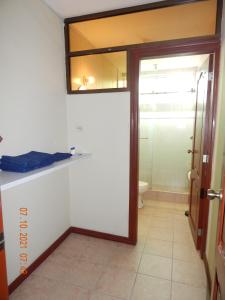 een badkamer met een douche en een toilet. bij SUITE DORAL ¡¡CERCA DEL AEROPUERTO!! in Guayaquil