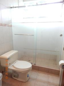 a bathroom with a toilet and a shower at SUITE DORAL ¡¡CERCA DEL AEROPUERTO!! in Guayaquil