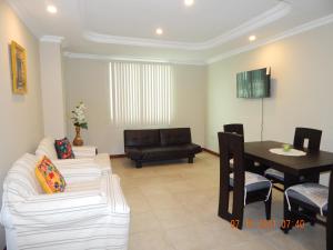 a living room with a couch and a table at SUITE DORAL ¡¡CERCA DEL AEROPUERTO!! in Guayaquil